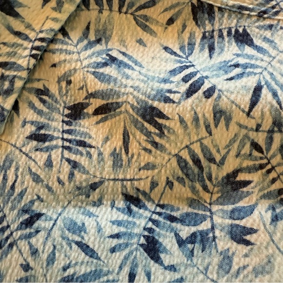 Men's Blue and White Patterned performance seersucker Shirt - Picture 2 of 5